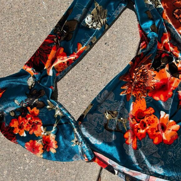 Venus Velvet Floral Blouse - Picture 2 of 4